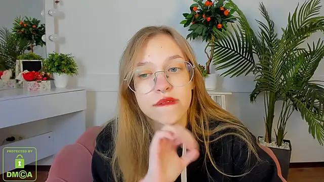 LayriantaVee online show from October 12, 2025, 6:15 am