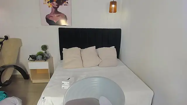 Scarlett  bell online show from October 20, 2025, 1:11 pm