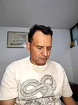 Snapshot of RogueTraveler chatting on November 7, 2025, 3:44 am RogueTraveler online show from November 7, 2025, 3:44 am