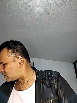 Snapshot of RogueTraveler chatting on November 5, 2025, 3:09 am RogueTraveler online show from November 5, 2025, 3:09 am