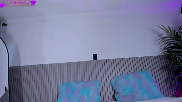 valentina lux online show from April 7, 2026, 8:10 pm