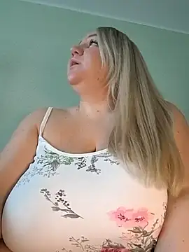 Snapshot of Anna_Curvy chatting on October 24, 2025, 2:32 am Anna Curvy online show from October 24, 2025, 2:32 am