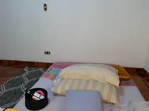 Snapshot of JulieeHabubu chatting on February 9, 2025, 1:00 am JulieeHabubu online show from February 9, 2025, 1:00 am