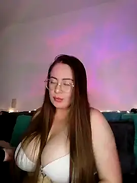 Snapshot of soofy__ chatting on November 4, 2025, 2:48 am soofy online show from November 4, 2025, 2:48 am