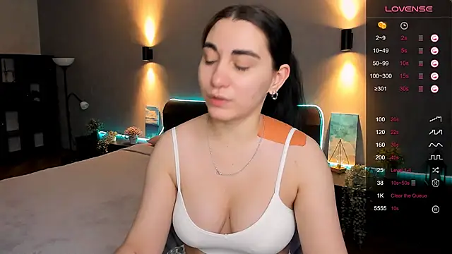 Snapshot of hannacheekss_ chatting on February 11, 2025, 7:44 am hannacheekss online show from February 11, 2025, 7:44 am