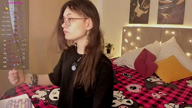 Emily Strikeee online show from April 1, 2026, 2:02 am