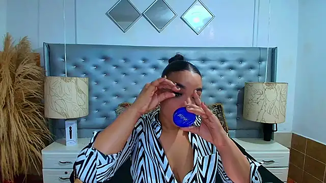 Snapshot of EileenBenzon chatting on November 28, 2025, 5:13 pm EileenBenzon online show from November 28, 2025, 5:13 pm