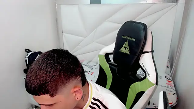 Brayan lopezz online show from January 16, 2026, 1:26 pm