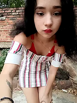 Snapshot of sweet_outdoor_charm chatting on November 29, 2025, 7:47 pm sweet outdoor charm online show from November 29, 2025, 7:47 pm