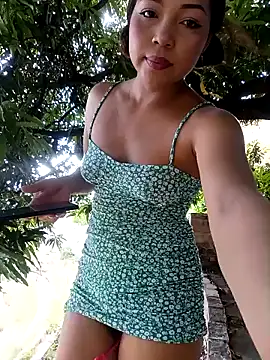 Snapshot of sweet_outdoor_charm chatting on December 18, 2024, 6:35 pm sweet outdoor charm online show from December 18, 2024, 6:35 pm