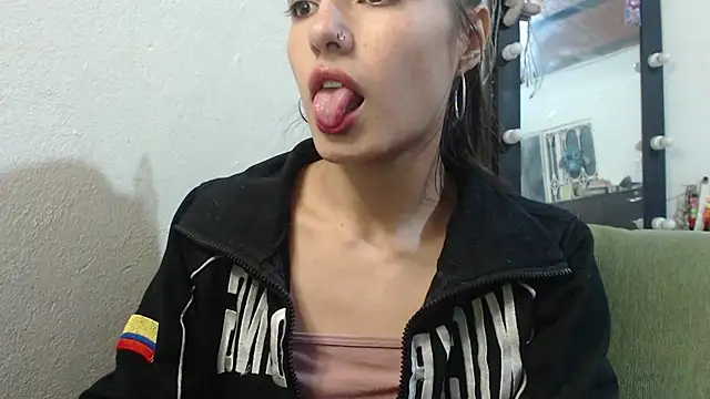 skinny sweet2411 online show from May 20, 2026, 1:24 am
