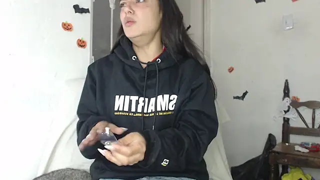 Snapshot of skinny_sweet2411 chatting on November 6, 2025, 12:03 am skinny sweet2411 online show from November 6, 2025, 12:03 am