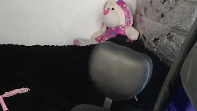 Snapshot of skinny_sweet2411 chatting on December 3, 2025, 4:13 am skinny sweet2411 online show from December 3, 2025, 4:13 am