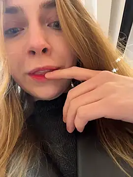 Snapshot of Sunny___Bunny chatting on February 9, 2026, 12:14 pm Sunny Bunny online show from February 9, 2026, 12:14 pm