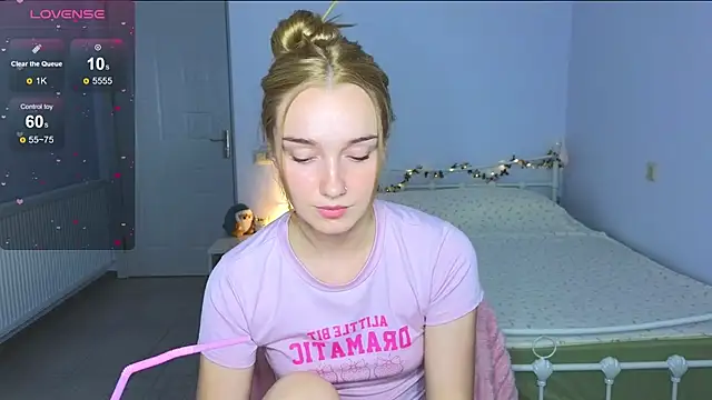 Snapshot of Wild_Sophie_ chatting on October 4, 2025, 7:04 pm Wild Sophie online show from October 4, 2025, 7:04 pm