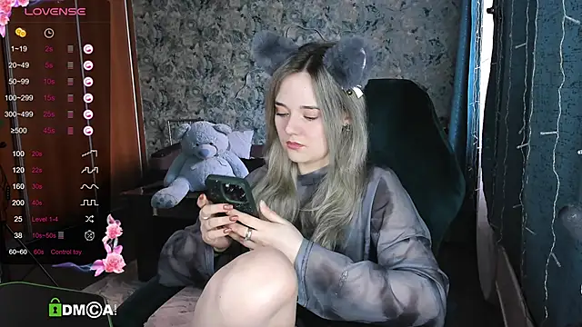 Snapshot of Your_small_bunny chatting on March 13, 2025, 4:27 am Your small bunny online show from March 13, 2025, 4:27 am