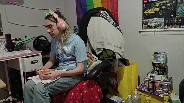 tallnerdyguy online show from April 14, 2026, 2:05 am