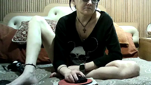 AlanaLaDream online show from April 3, 2026, 1:28 pm