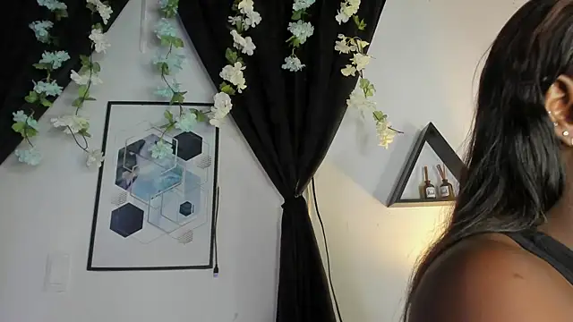 Snapshot of Khenta_Michells chatting on May 15, 2026, 10:46 am Khenta Michells online show from May 15, 2026, 10:46 am