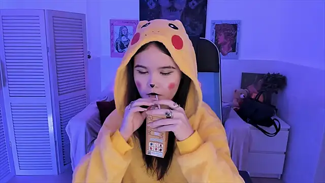 Elainebeness online show from November 8, 2025, 8:01 pm