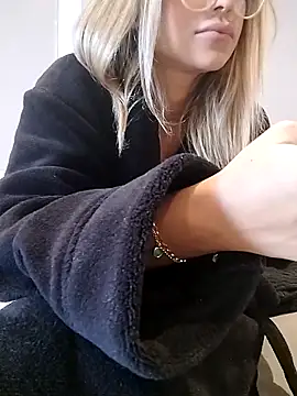 fofinhaa12 online show from September 19, 2025, 1:37 pm