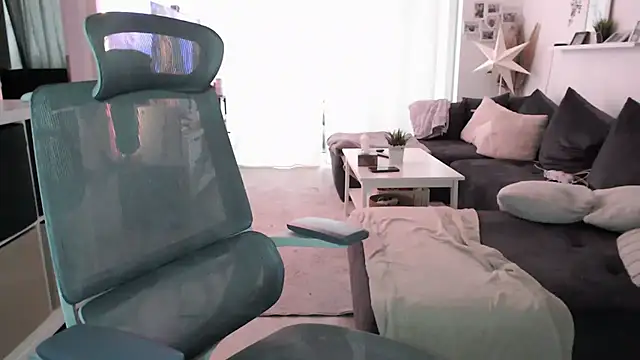 IntiMia online show from February 10, 2026, 8:24 am