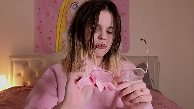 HanaMitsuri online show from December 13, 2025, 11:44 pm