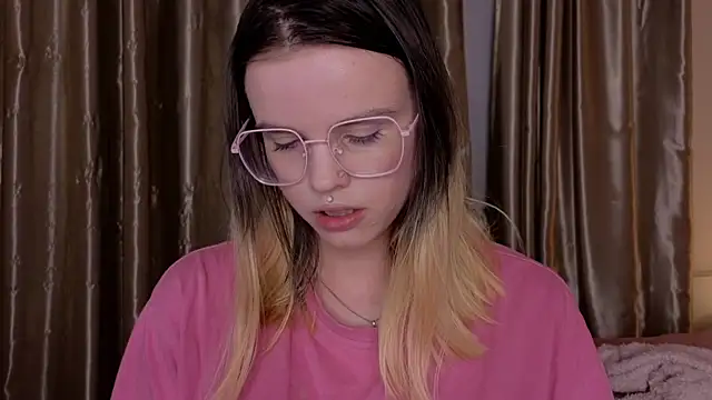 Snapshot of HanaMitsuri chatting on December 21, 2025, 3:57 pm HanaMitsuri online show from December 21, 2025, 3:57 pm