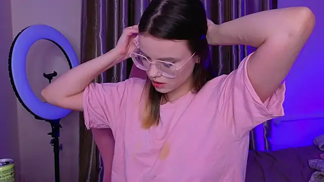 HanaMitsuri online show from April 11, 2026, 5:49 pm