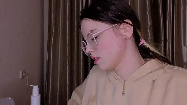 HanaMitsuri online show from December 18, 2025, 6:07 am