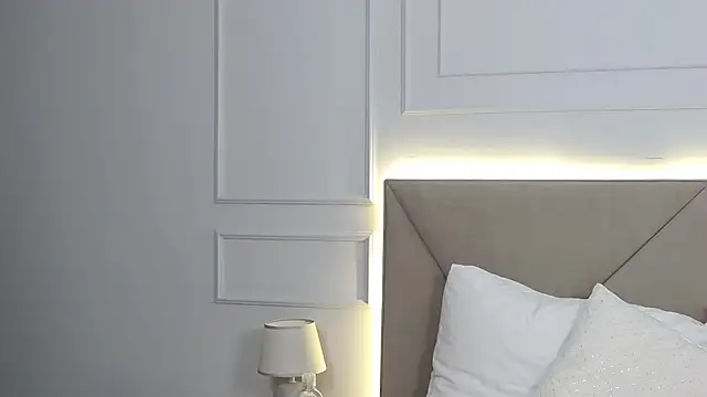 LeilaLow online show from March 20, 2025, 6:09 pm