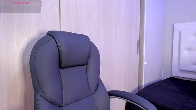 nicole  parker1 online show from February 27, 2026, 1:33 pm