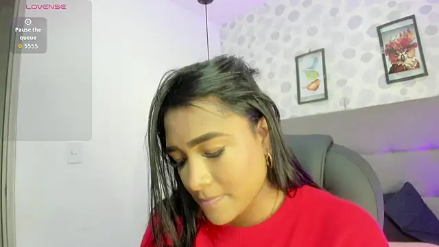 nicole  parker1 online show from April 21, 2026, 1:50 pm