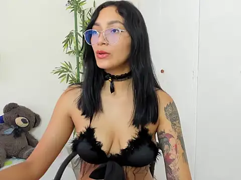 ASIAM BRUNET online show from November 22, 2025, 4:06 pm