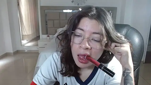 zoecruzz online show from November 11, 2025, 3:07 pm