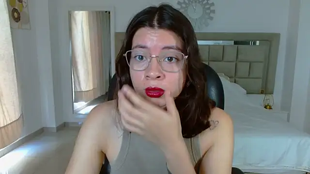 zoecruzz online show from October 22, 2025, 3:11 pm