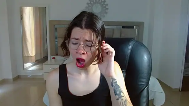 zoecruzz online show from October 24, 2025, 3:11 pm