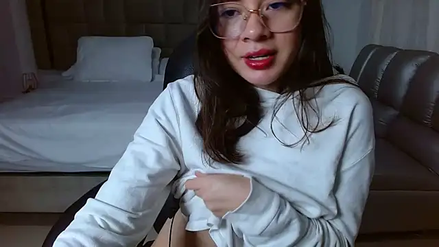 Snapshot of zoecruzz chatting on February 13, 2026, 2:28 pm zoecruzz online show from February 13, 2026, 2:28 pm