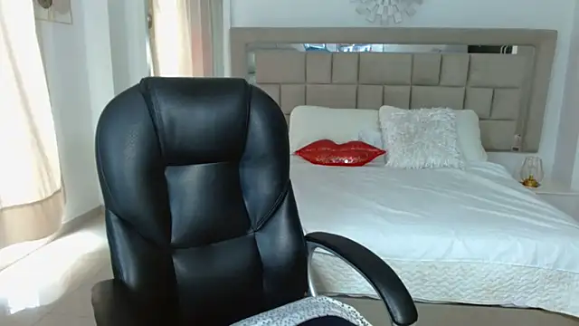 zoecruzz online show from October 30, 2025, 3:42 pm