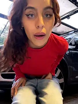 Snapshot of Katee_Jones chatting on October 29, 2025, 10:31 pm Katee Jones online show from October 29, 2025, 10:31 pm