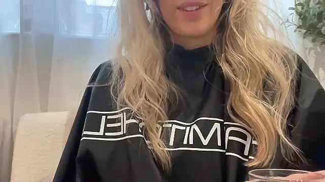 Snapshot of mollywilde chatting on November 10, 2025, 11:04 am mollywilde online show from November 10, 2025, 11:04 am