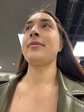 Snapshot of Holly_Play chatting on November 5, 2025, 12:08 pm Holly Play online show from November 5, 2025, 12:08 pm