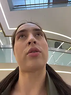 Snapshot of Holly_Play chatting on November 6, 2025, 9:13 am Holly Play online show from November 6, 2025, 9:13 am