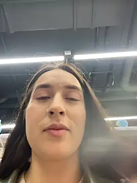 Snapshot of Holly_Play chatting on November 9, 2025, 7:12 am Holly Play online show from November 9, 2025, 7:12 am