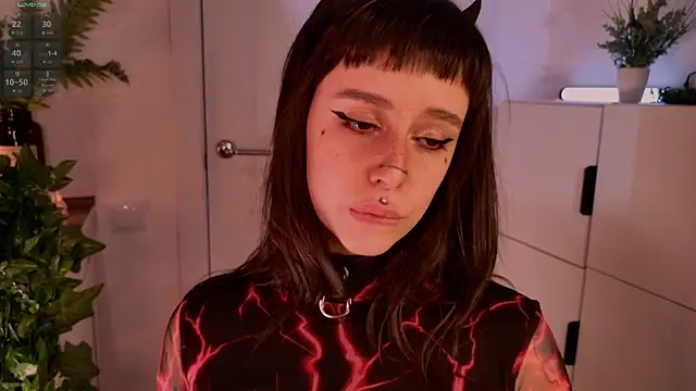 MichaellaMoon online show from April 17, 2026, 5:16 pm