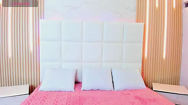 Iris Thompson  online show from October 11, 2025, 4:24 am