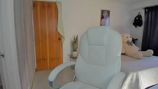 lucy diiaz online show from September 24, 2025, 8:15 pm