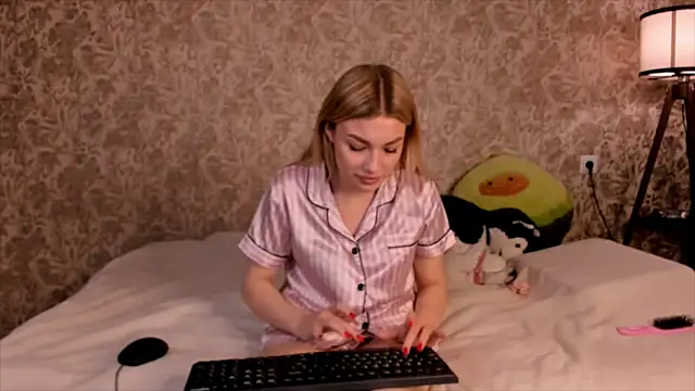 Snapshot of Ella_Milla chatting on March 3, 2025, 3:49 am Ella Milla online show from March 3, 2025, 3:49 am