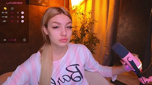 Snapshot of Ella_Milla chatting on January 15, 2025, 5:29 am Ella Milla online show from January 15, 2025, 5:29 am