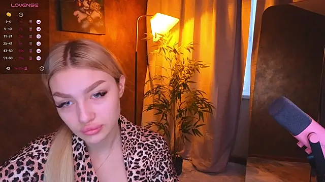 Snapshot of Ella_Milla chatting on January 14, 2025, 6:02 am Ella Milla online show from January 14, 2025, 6:02 am